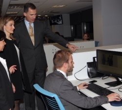Don Felipe y Doña Letizia durante su recorrido por las nuevas instalaciones de la Agencia EFE